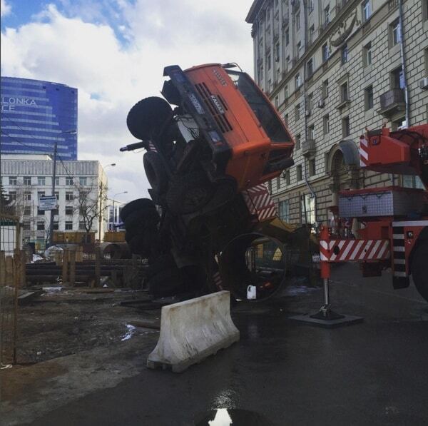 Вслед за США в Москве рухнул строительный кран, но промахнулся: фотофакт