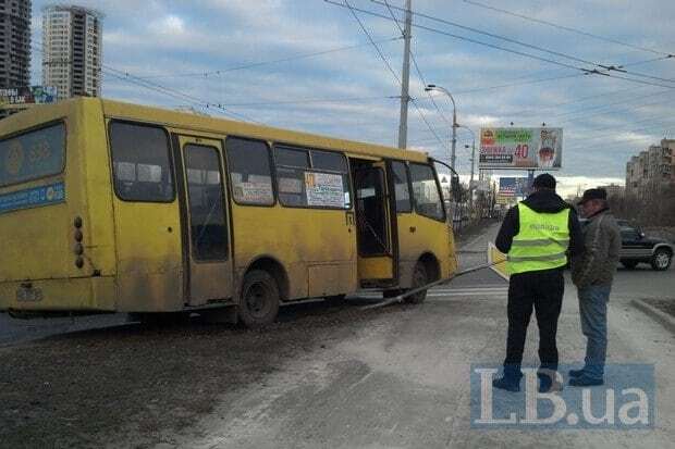 В Киеве "Богдан" протаранил Mercedes и снес дорожный знак: фото с места событий