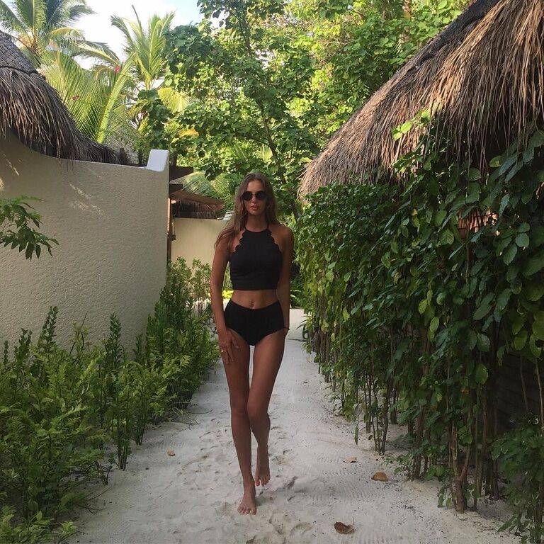 Жена футболиста сборной Украины похвасталась жаркими фото с пляжа