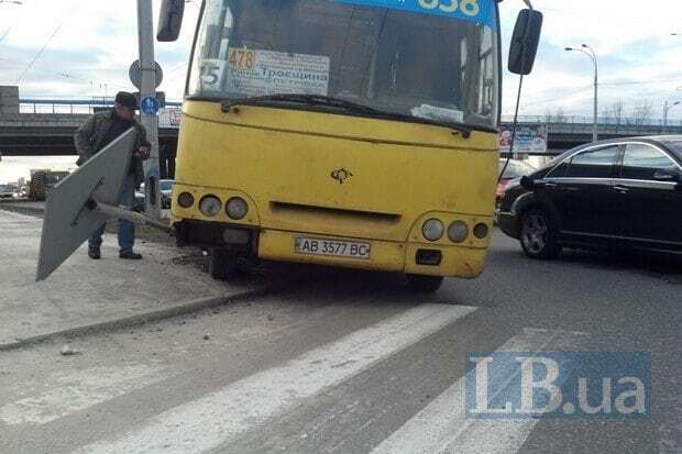 В Киеве "Богдан" протаранил Mercedes и снес дорожный знак: фото с места событий