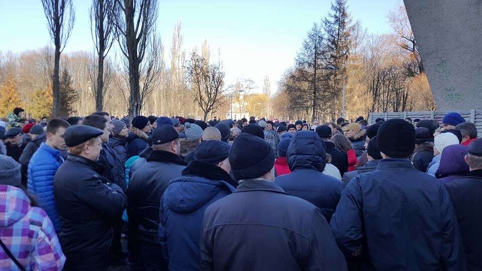 Тысяча киевлян вышла на протест против скандальной застройки на Борщаговке