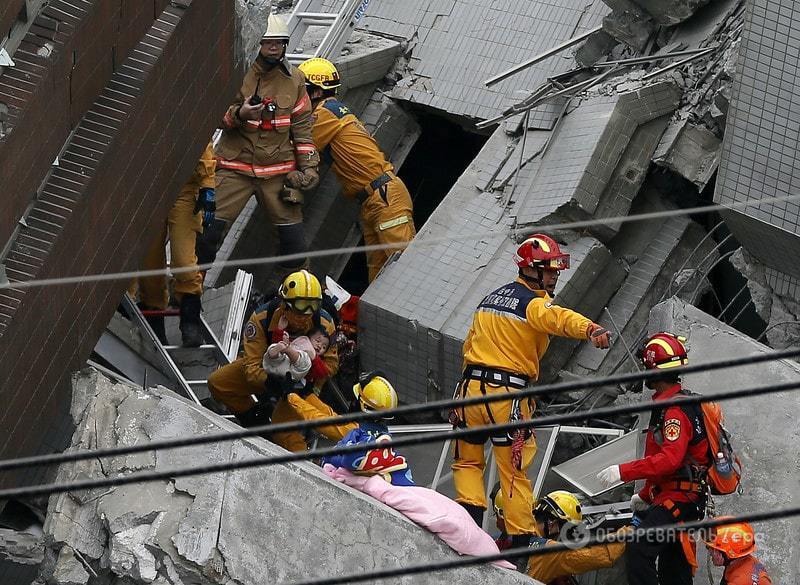 Из-под завалов на Тайване спасатели достали младенца: опубликованы фото