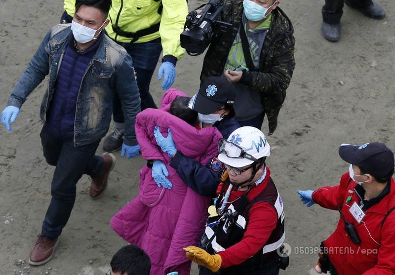 Из-под завалов на Тайване спасатели достали младенца: опубликованы фото
