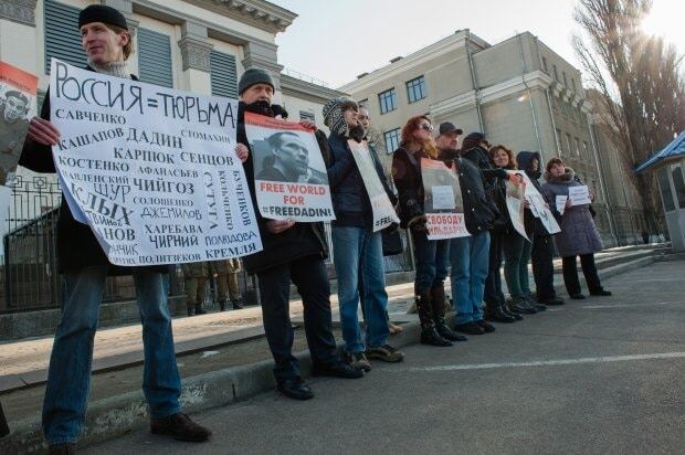 Біля посольства Росії в Києві повісили "Путіна"