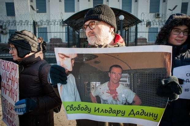 Біля посольства Росії в Києві повісили "Путіна"