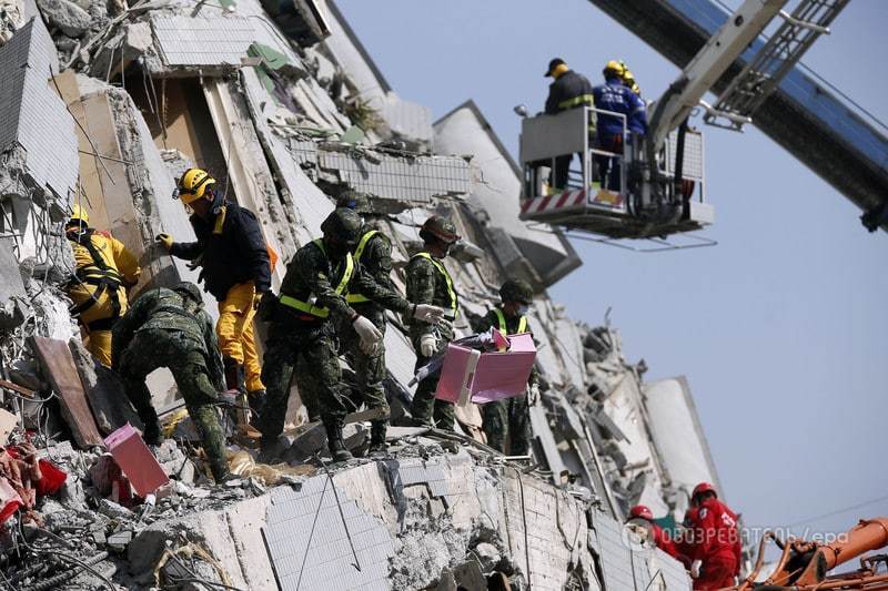 Землетрясение на Тайване: под завалами находятся более 130 человек