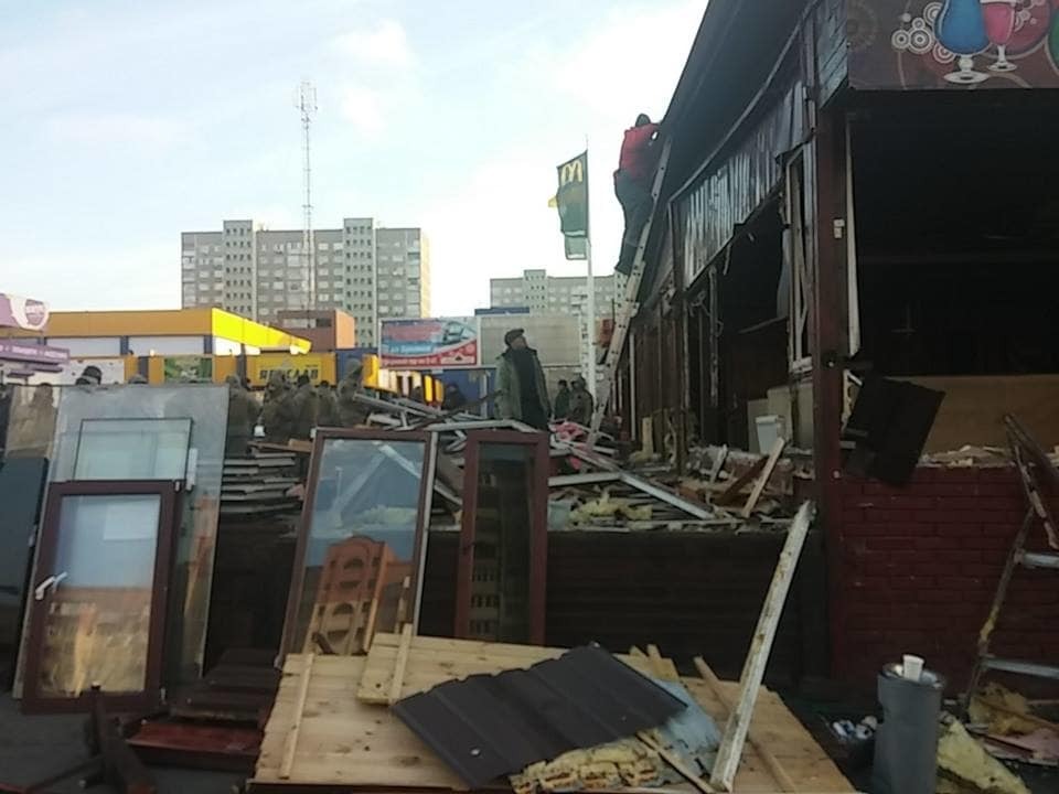 В Киеве с полицией начали сносить незаконный ресторан: фотофакт