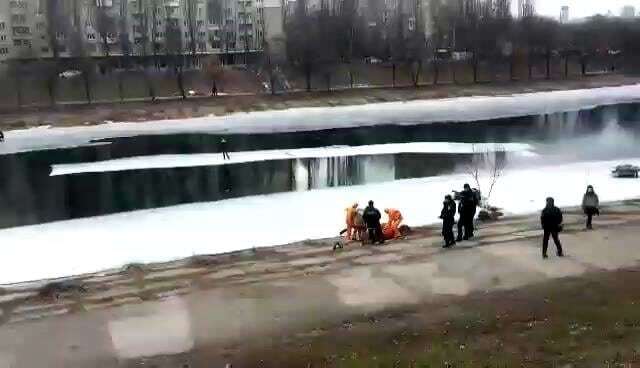 В Киеве оторванная от берега льдина унесла школьника