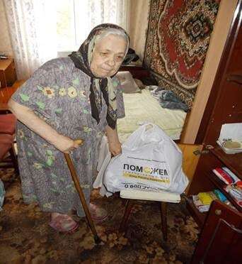 Штаб Ахметова возобновил доставку еды одиноким старикам в Донецке