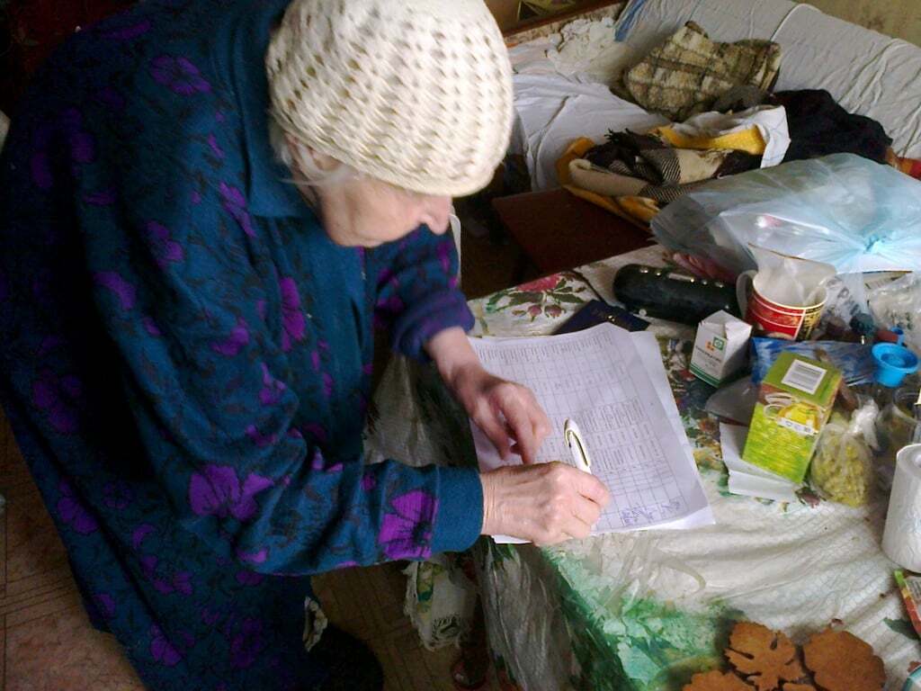 Штаб Ахметова возобновил доставку еды одиноким старикам в Донецке