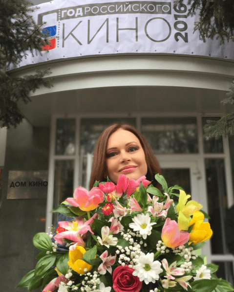 50-летняя Безрукова сильно помолодела после развода с мужем
