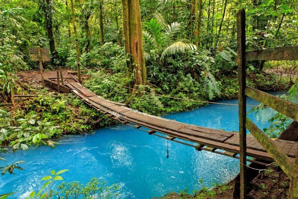 Чудо природы: фото реки в Коста-Рике, окрашенной в необычный цвет