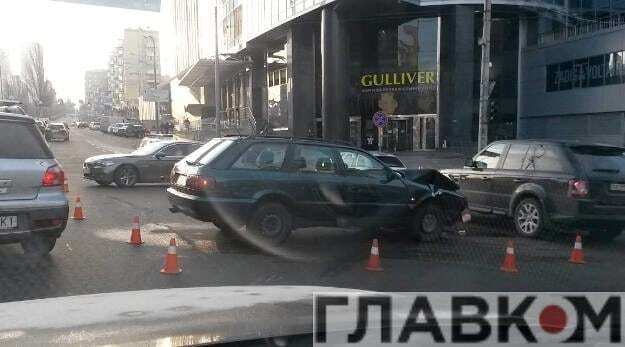В центре Киева столкнулись два авто: образовались пробки