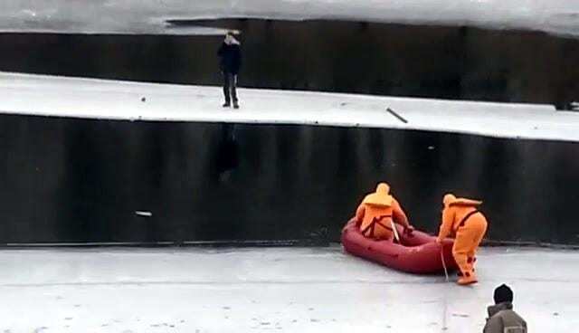 У Києві крижина, що відірвалася від берега, віднесла школяра