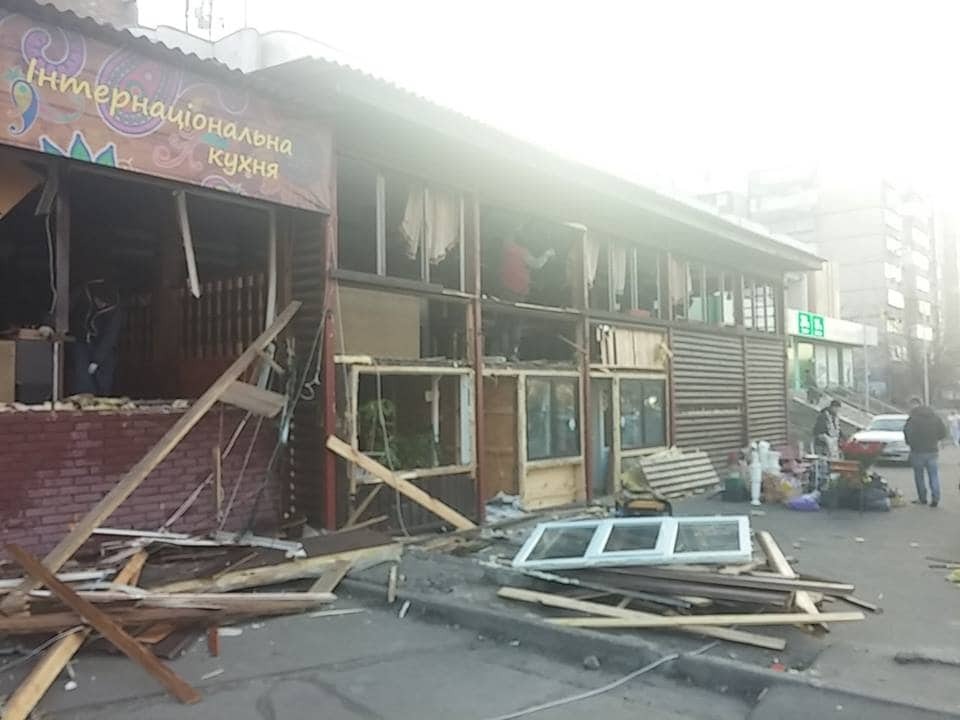 В Киеве с полицией начали сносить незаконный ресторан: фотофакт