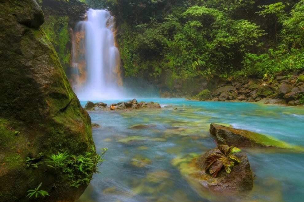 Диво природи: фото річки в Коста-Ріці, що забарвлена в незвичайний колір