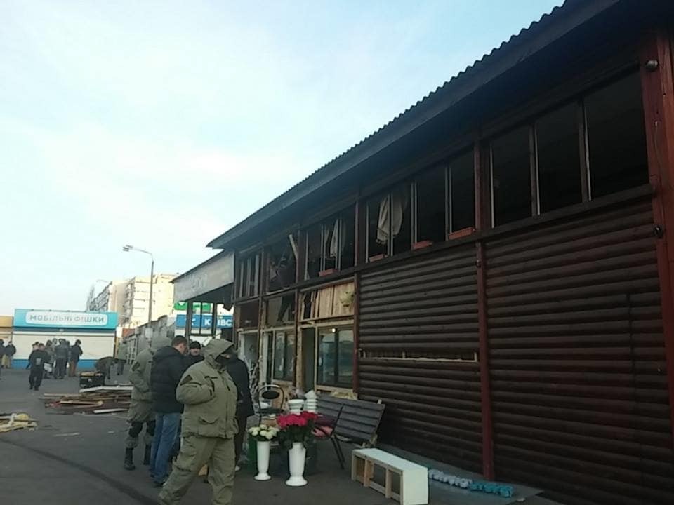 У Києві з поліцією почали зносити незаконний ресторан: фотофакт