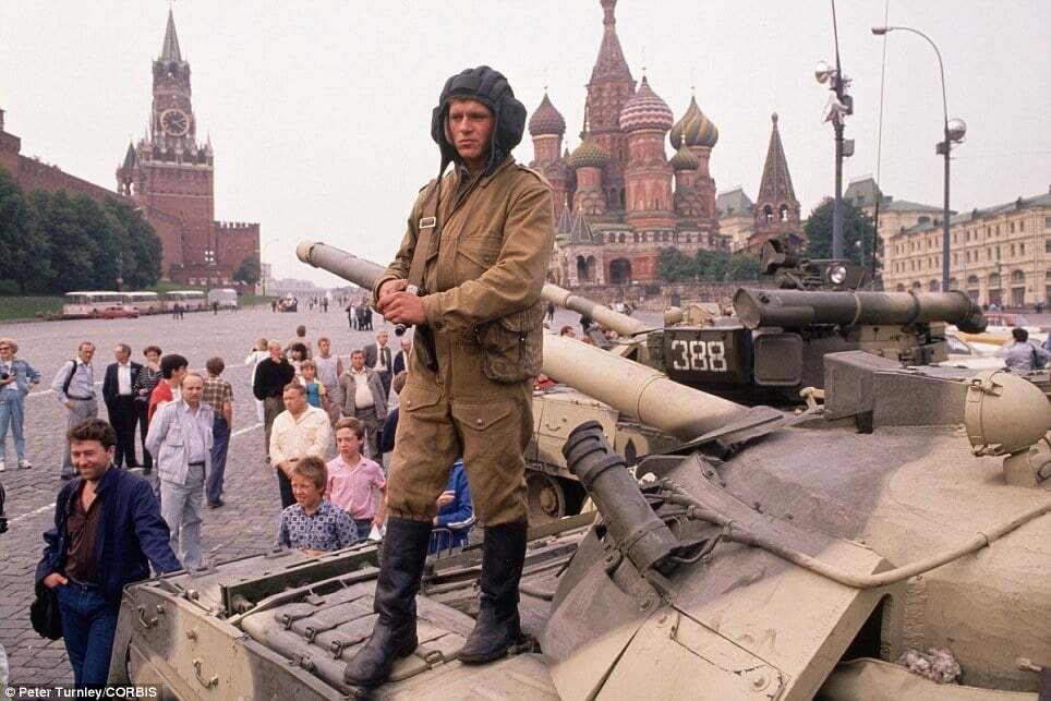 Это было начало конца: опубликованы фото последних дней СССР