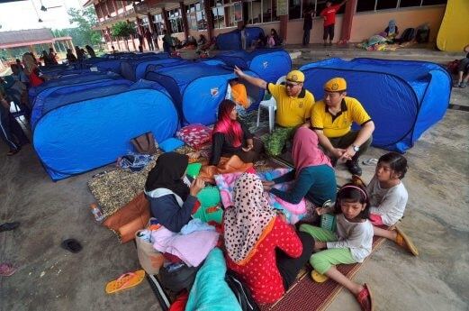 Через масштабну повінь у Малайзії евакуювали понад 4 тисячі людей. Опубліковані фото