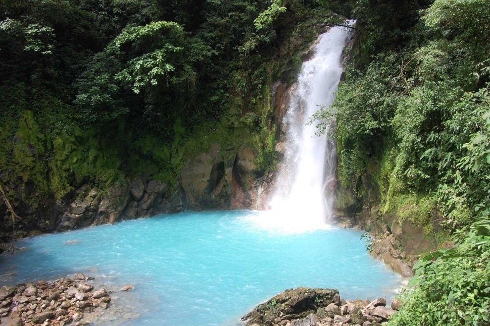 Диво природи: фото річки в Коста-Ріці, що забарвлена в незвичайний колір