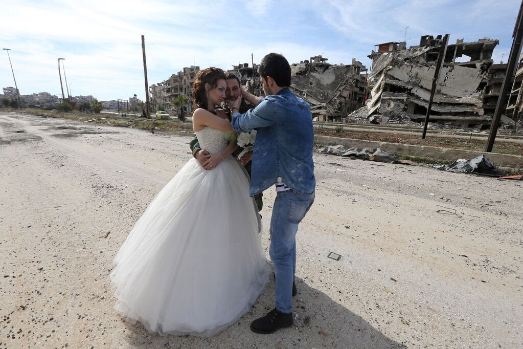 Жизнь сильнее смерти: в Сирии молодожены снялись в фотосессии на руинах. Опубликованы фото