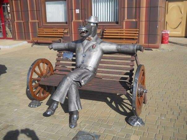 В Киеве поставили памятник "Коню в пальто": фотофакт