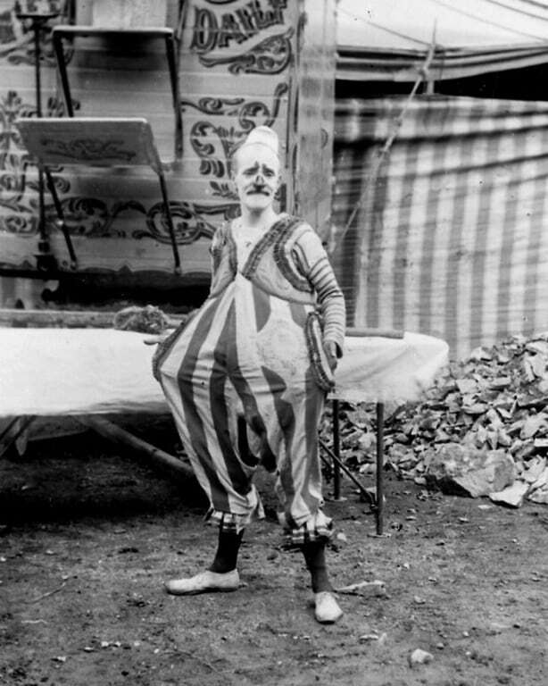 Жуткие клоуны и опасные трюки: опубликованы фото бродячего цирка 1910 года