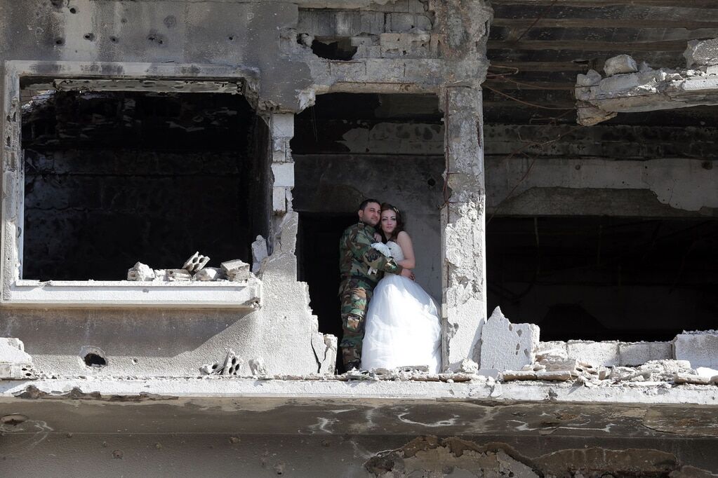 Життя сильніше за смерть: в Сирії молодята знялися у фотосесії на руїнах. Опубліковані фото
