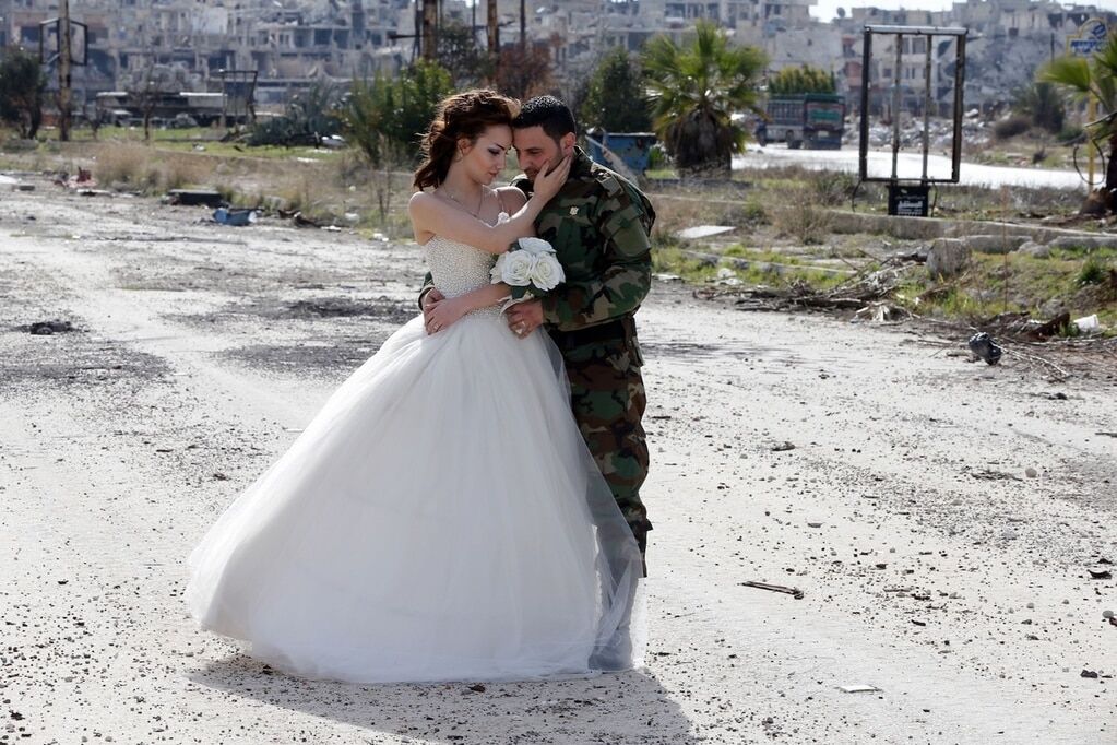 Жизнь сильнее смерти: в Сирии молодожены снялись в фотосессии на руинах. Опубликованы фото