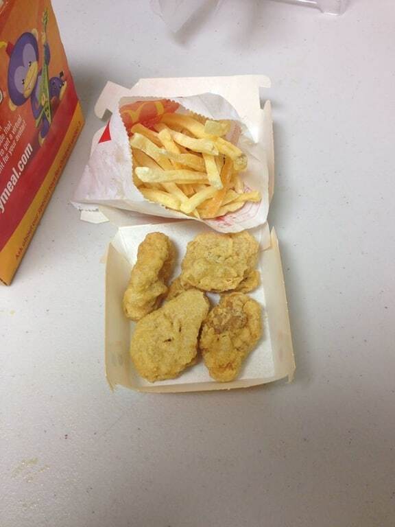 Опасная еда: как выглядит Happy Meal из McDonald's, купленный 6 лет назад