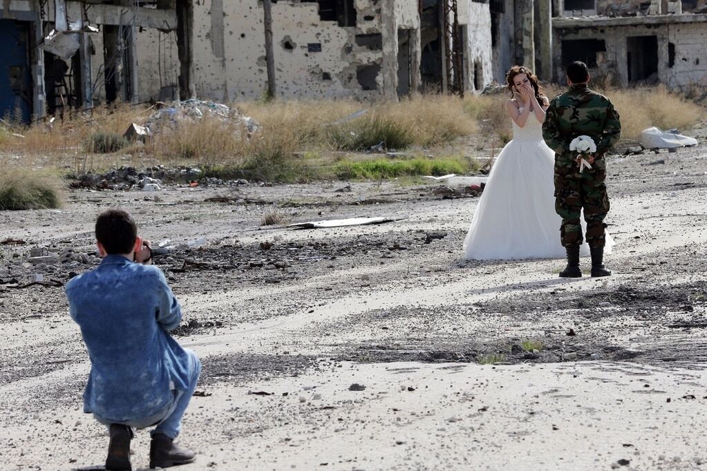 Жизнь сильнее смерти: в Сирии молодожены снялись в фотосессии на руинах. Опубликованы фото