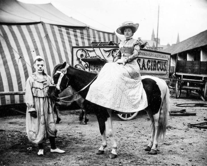 Жуткие клоуны и опасные трюки: опубликованы фото бродячего цирка 1910 года