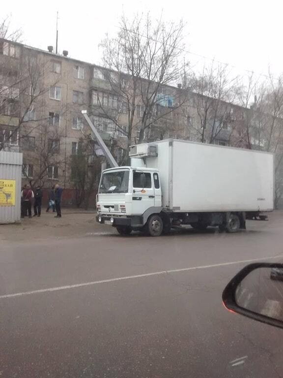 У Дніпропетровську рекламний щит впав на вантажівку: опубліковані фото