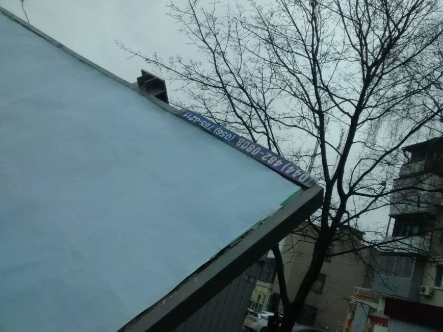 В Днепропетровске рекламный щит рухнул на грузовик: опубликованы фото