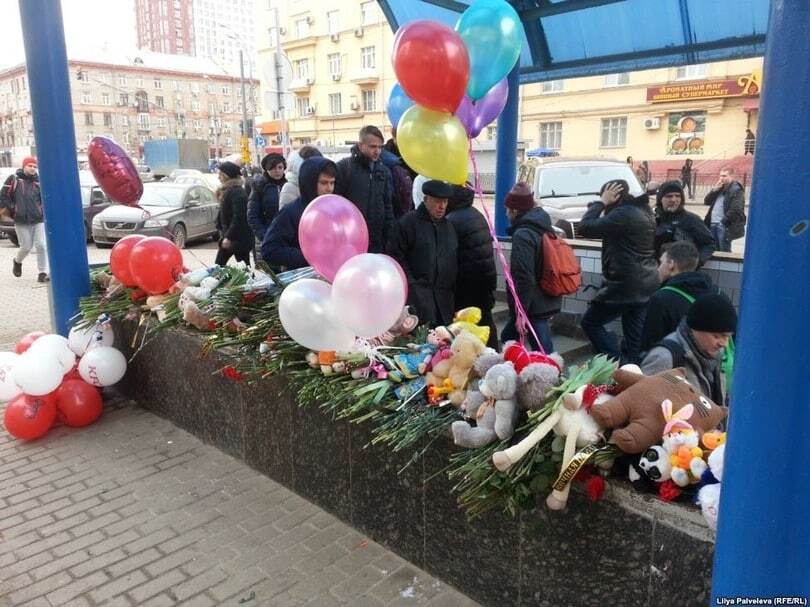 Люди несут игрушки и шарики к дому обезглавленной в Москве четырехлетней девочки. Опубликованы фото