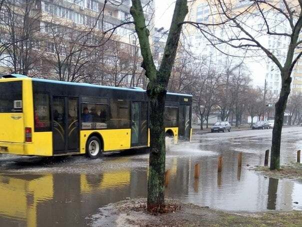 В Киеве посреди улицы появилось "дождевое озеро": фотофакт