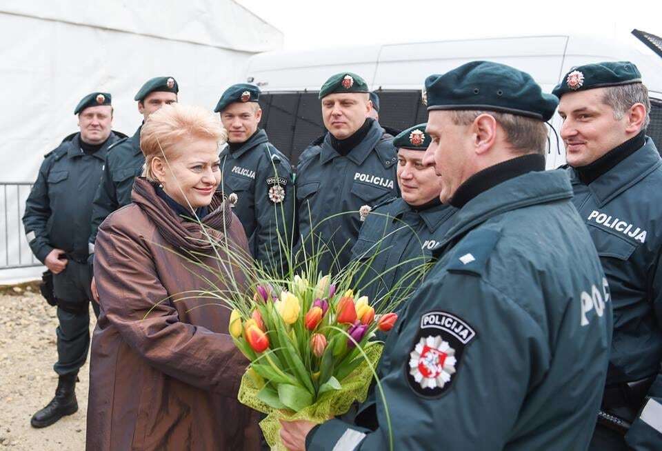 У Литві поліція "затримала" Грибаускайте, щоб вручити букет квітів: фотофакт
