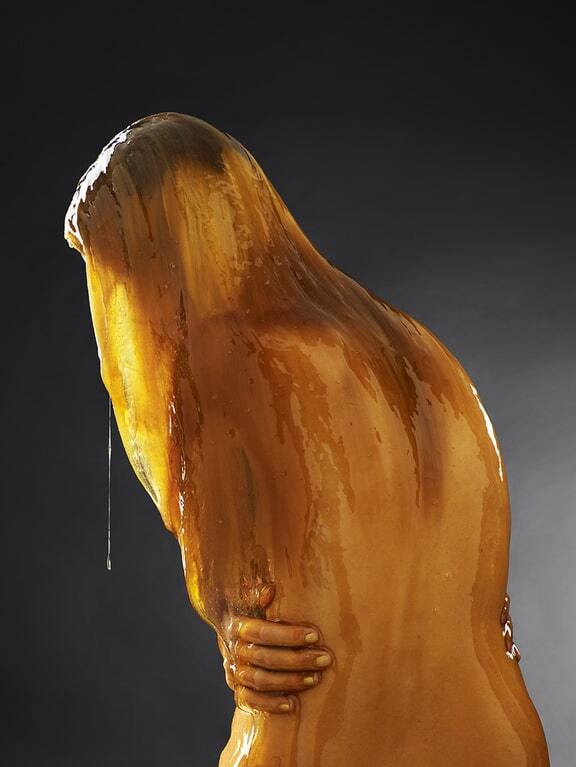 Жидкий янтарь: снимки фотографа, который облил моделей медом