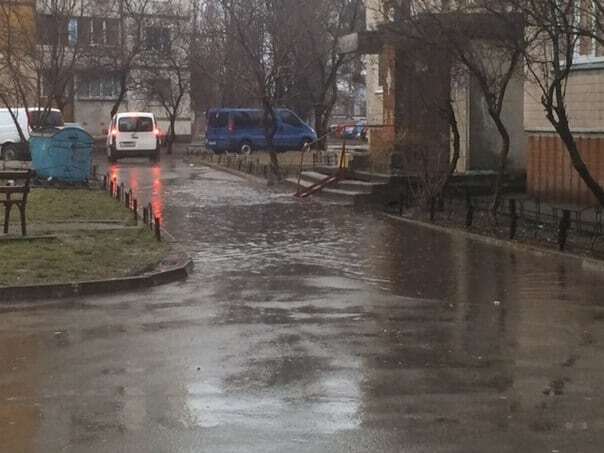 У Києві посеред вулиці з'явилося "дощове озеро": фотофакт