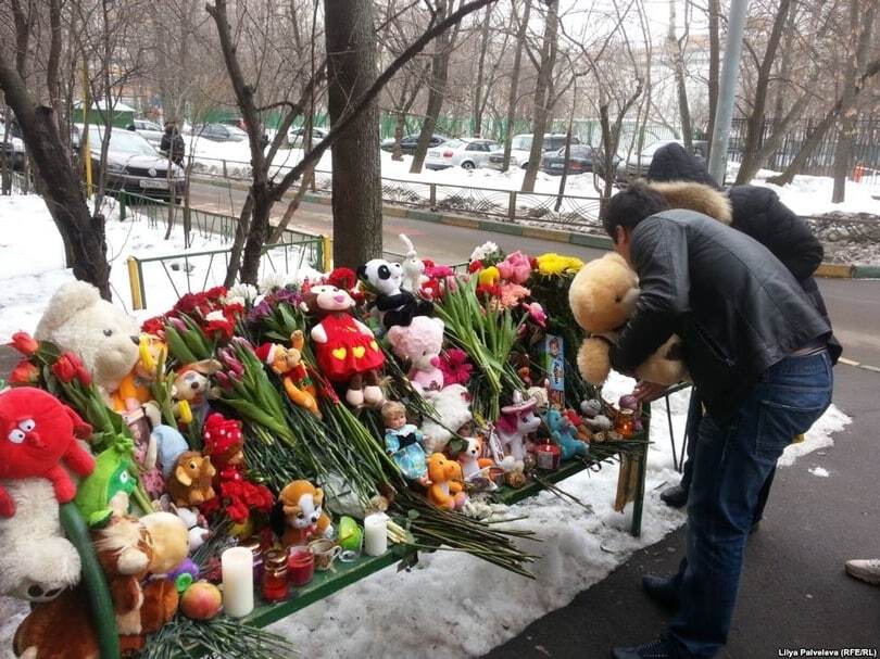 Люди несут игрушки и шарики к дому обезглавленной в Москве четырехлетней девочки. Опубликованы фото