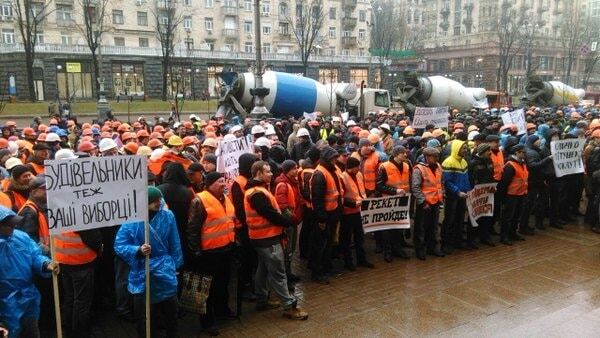 Митинг с бетономешалками: под здание киевской мэрии пришли строители