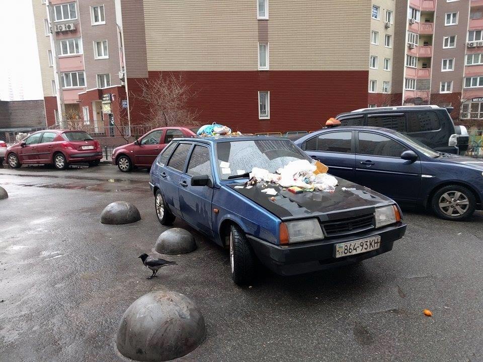 У Києві машину автохама закидали сміттям: фотофакт