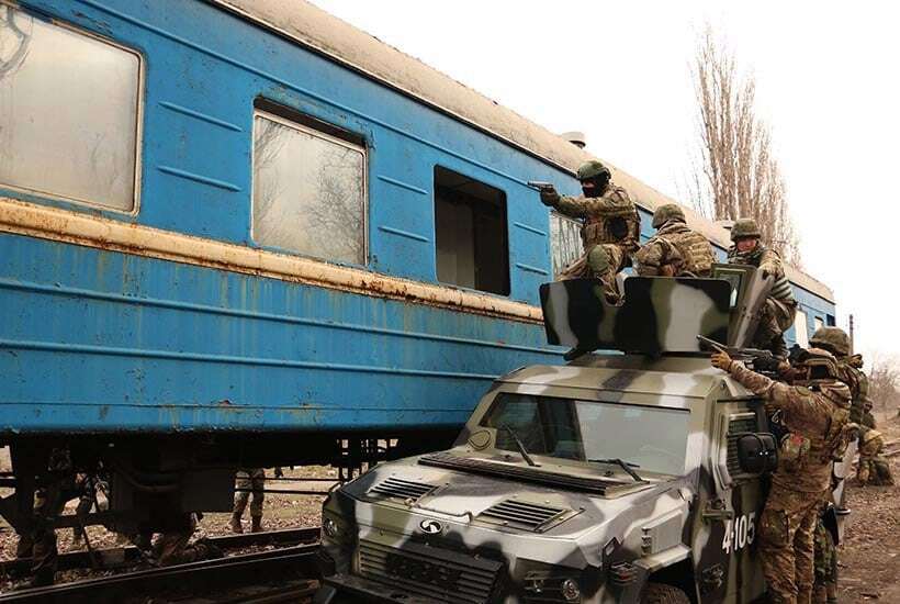 Терроризм не пройдет: в Одессе спецназ Нацгвардии "освобождал" поезда. Фоторепортаж