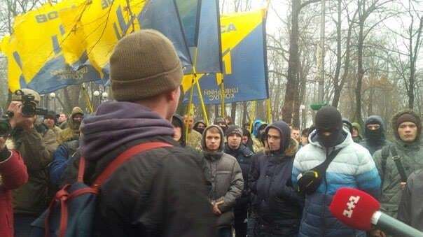 В Киеве активисты "Азова" "обложили огнями" здание СИЗО СБУ: опубликованы фото