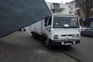 В Днепропетровске рекламный щит рухнул на грузовик: опубликованы фото