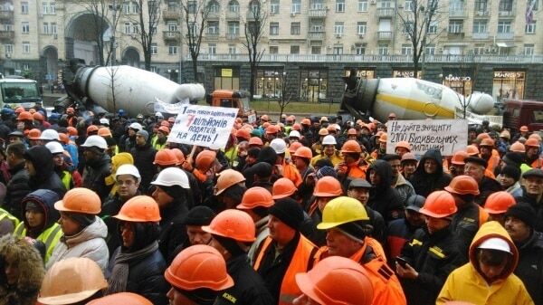 Митинг с бетономешалками: под здание киевской мэрии пришли строители