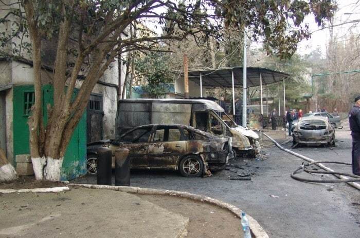 "Татаро-бандерівці" влаштували масове спалення автомобілів у Криму. Опубліковані фото і відео