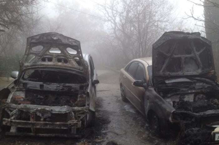 "Татаро-бандерівці" влаштували масове спалення автомобілів у Криму. Опубліковані фото і відео