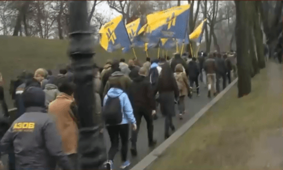 В Киеве активисты "Азова" "обложили огнями" здание СИЗО СБУ: опубликованы фото