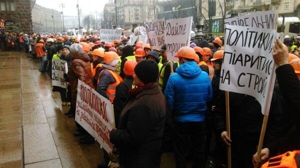 Митинг с бетономешалками: под здание киевской мэрии пришли строители